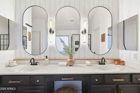 Bath - 5633 E Grove Cir, Mesa, AZ 85206 photo 2 of 6