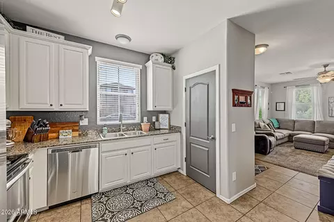 Kitchen - 10160 E Isleta Ave, Mesa, AZ 85209 photo 2 of 3