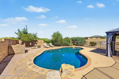 Exterior - 402 E Blue Eagle Ln, Phoenix, AZ 85086 photo 5 of 6