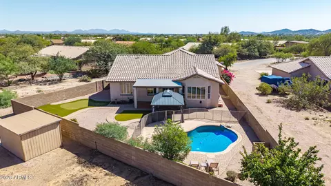 View/Area - 402 E Blue Eagle Ln, Phoenix, AZ 85086 photo 2 of 9