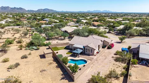 View/Area - 402 E Blue Eagle Ln, Phoenix, AZ 85086 photo 7 of 9