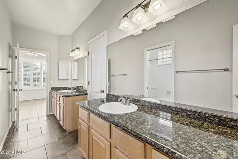 Bath - 402 E Blue Eagle Ln, Phoenix, AZ 85086 photo 3 of 4