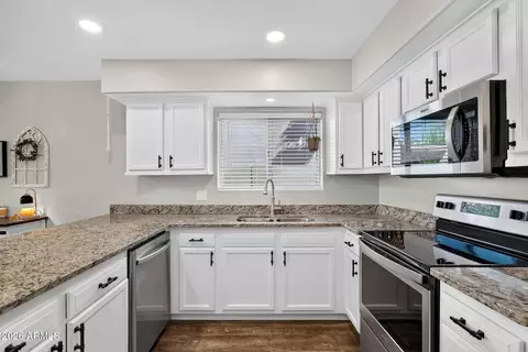Kitchen - 152 S Abalone Dr, Gilbert, AZ 85233 photo 3 of 4