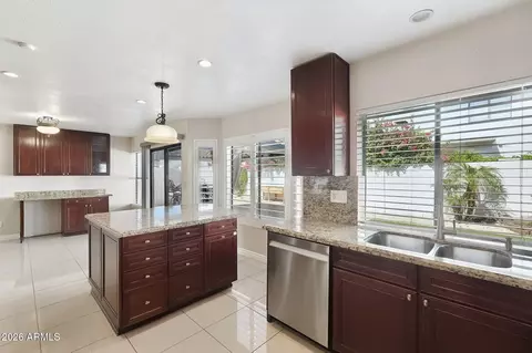 Kitchen - 3224 E Taro Ln, Phoenix, AZ 85050 photo 4 of 5