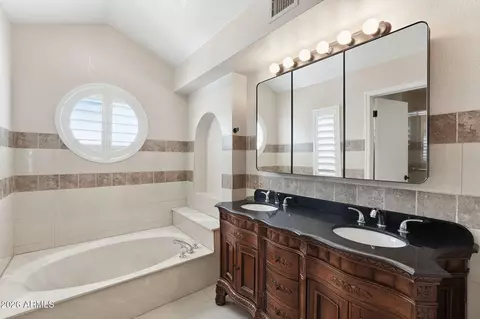 Bath - 3224 E Taro Ln, Phoenix, AZ 85050 photo 2 of 5