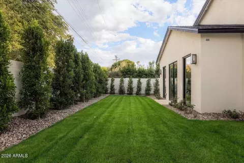 Exterior - 4510 E Calle Tuberia --, Phoenix, AZ 85018 photo 4 of 8
