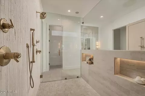 Bath - 4510 E Calle Tuberia --, Phoenix, AZ 85018 photo 4 of 12