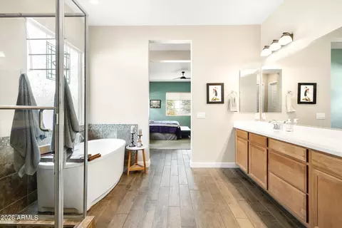 Bath - 930 E Paseo Way, Phoenix, AZ 85042 photo 1 of 3