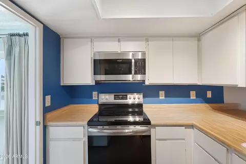 Kitchen - 4261 E Yawepe St, Phoenix, AZ 85044 photo 3 of 5