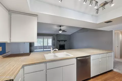 Kitchen - 4261 E Yawepe St, Phoenix, AZ 85044 photo 4 of 5