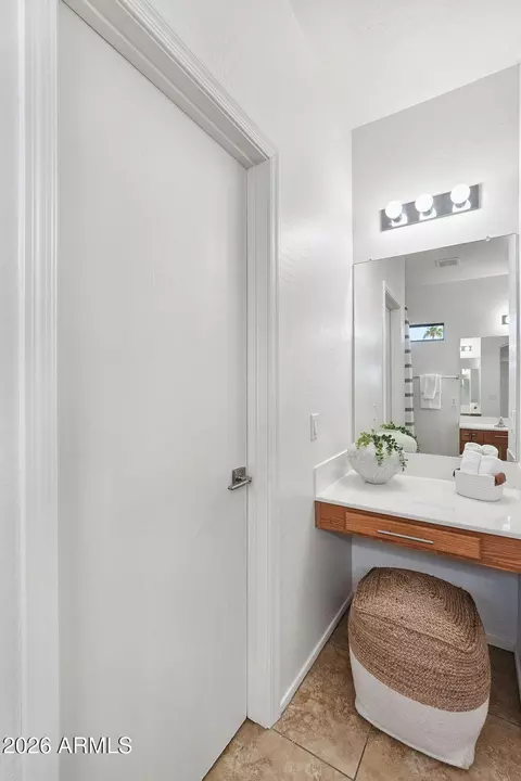 Bath - 3008 E Kings Ave, Phoenix, AZ 85032 photo 3 of 5