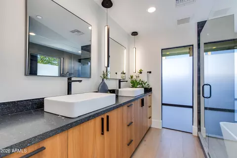 Bath - 2022 E Gardenia Ave, Phoenix, AZ 85020 photo 3 of 5