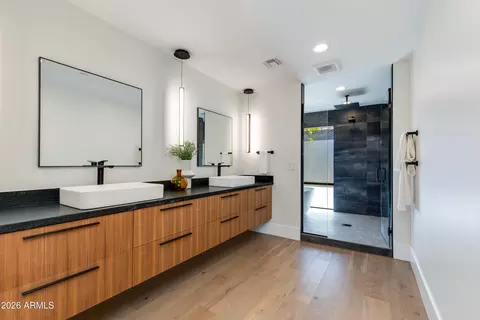 Bath - 2022 E Gardenia Ave, Phoenix, AZ 85020 photo 1 of 5