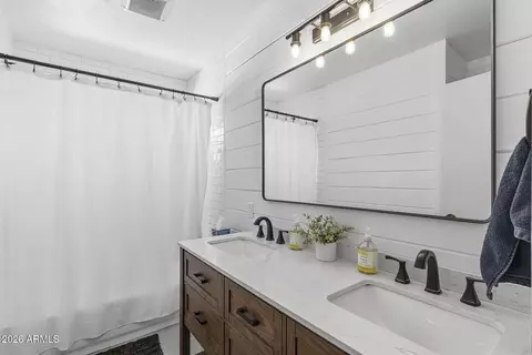 Bath - 5228 N 15th St, Phoenix, AZ 85014 photo 1 of 4