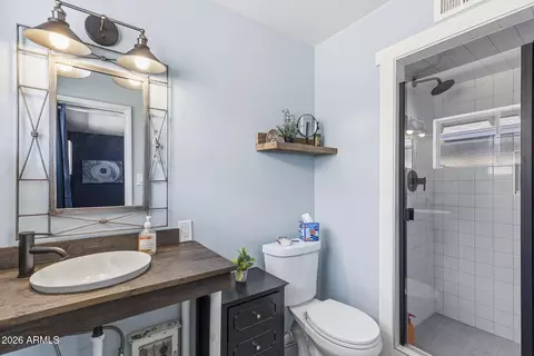 Bath - 5228 N 15th St, Phoenix, AZ 85014 photo 2 of 4