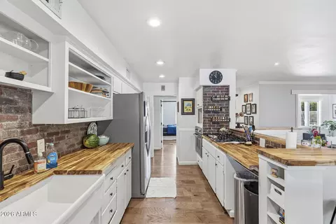 Kitchen - 5228 N 15th St, Phoenix, AZ 85014 photo 4 of 13