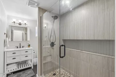 Bath - 5228 N 15th St, Phoenix, AZ 85014 photo 3 of 4