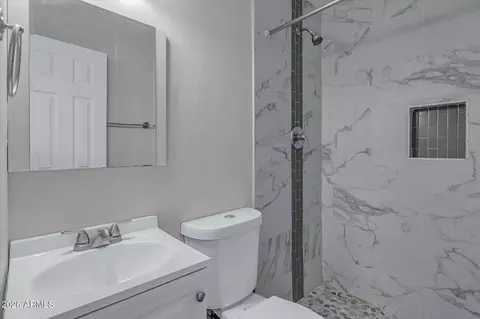Bath - 5517 N 29th Ave, Phoenix, AZ 85017 photo 2 of 2