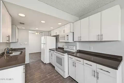 Kitchen - 7126 N 19th Ave #109, Phoenix, AZ 85021 photo 3 of 4