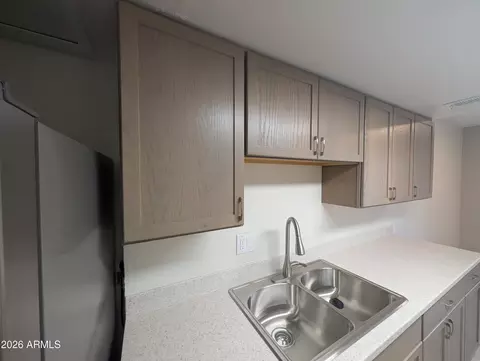 Kitchen - 4629 E Southgate Ave, Phoenix, AZ 85040 photo 5 of 6
