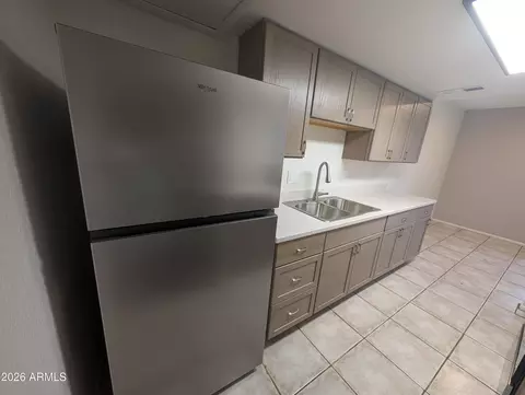 Kitchen - 4629 E Southgate Ave, Phoenix, AZ 85040 photo 3 of 6