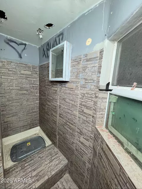 Bath - 6015 N 32nd Dr, Phoenix, AZ 85017 photo 2 of 4