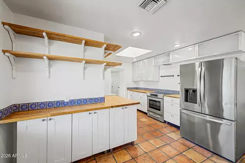 Kitchen - 507 E Solana Dr, Tempe, AZ 85281 photo 3 of 4