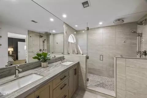 Bath - 4539 E St John Rd, Phoenix, AZ 85032 photo 1 of 2