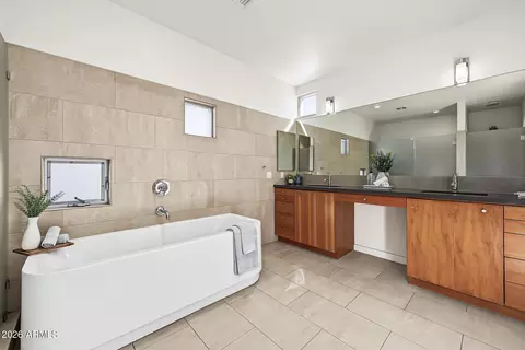 Bath - 5568 N 12th St, Phoenix, AZ 85014 photo 2 of 6