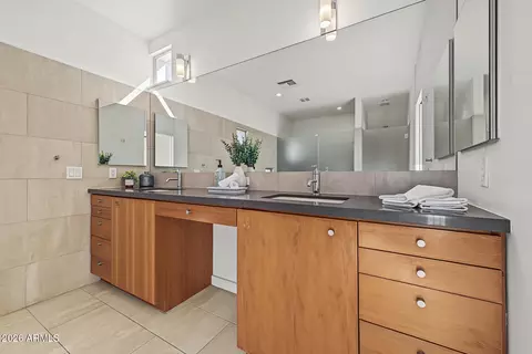 Bath - 5568 N 12th St, Phoenix, AZ 85014 photo 3 of 6