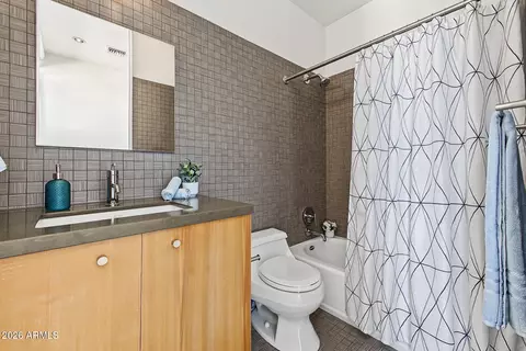 Bath - 5568 N 12th St, Phoenix, AZ 85014 photo 6 of 6