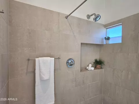 Bath - 5568 N 12th St, Phoenix, AZ 85014 photo 5 of 6