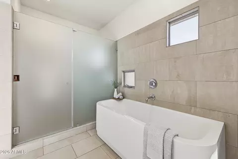 Bath - 5568 N 12th St, Phoenix, AZ 85014 photo 4 of 6