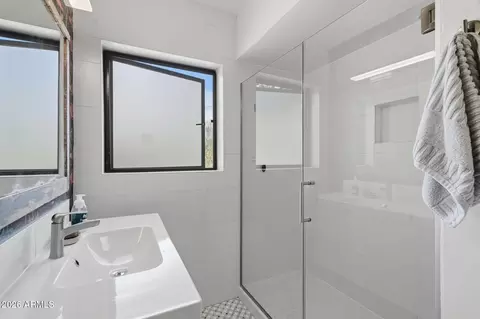 Bath - 2508 E Pinchot Ave, Phoenix, AZ 85016 photo 2 of 2