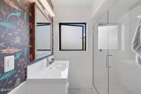 Bath - 2508 E Pinchot Ave, Phoenix, AZ 85016 photo 1 of 2