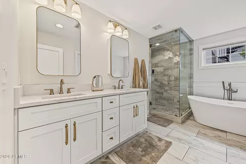 Bath - 4541 N 43rd St, Phoenix, AZ 85018 photo 2 of 5