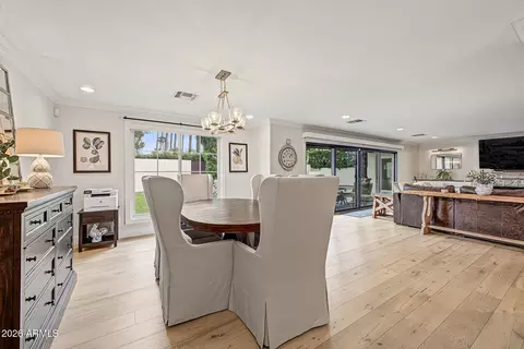 Dining - 4541 N 43rd St, Phoenix, AZ 85018 photo 1 of 3