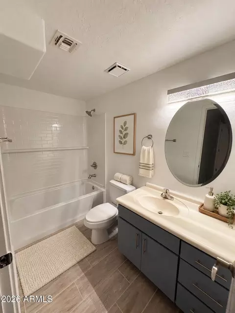 Bath - 724 E Devonshire Ave #302, Phoenix, AZ 85014 photo 1 of 2