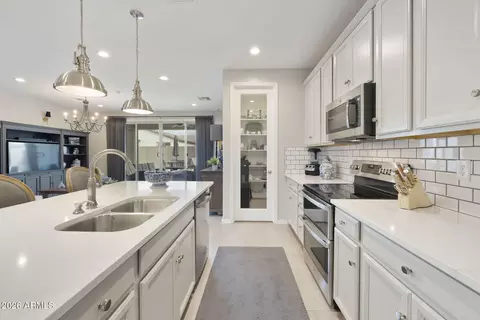 Kitchen - 3311 S 75th Ln, Phoenix, AZ 85043 photo 4 of 7