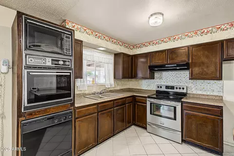 Kitchen - 3402 E Paradise Dr, Phoenix, AZ 85028 photo 3 of 4