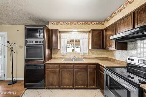 Kitchen - 3402 E Paradise Dr, Phoenix, AZ 85028 photo 4 of 4