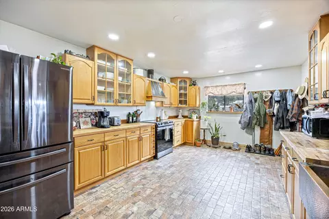Kitchen - 31 Valhalla Ln, Elgin, AZ 85611 photo 5 of 6