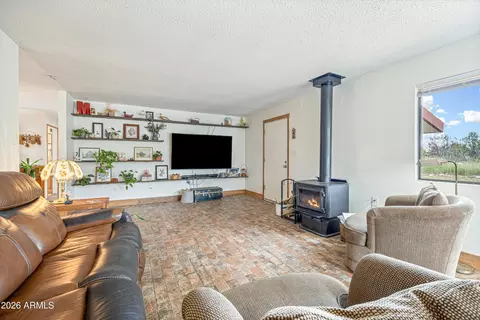 Living - 31 Valhalla Ln, Elgin, AZ 85611 photo 2 of 3