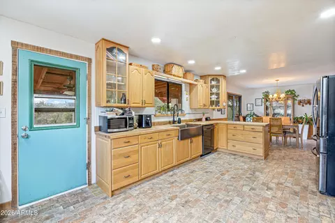 Kitchen - 31 Valhalla Ln, Elgin, AZ 85611 photo 4 of 6