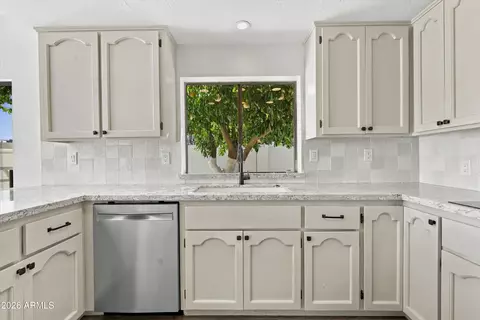 Kitchen - 1535 E Montebello Ave, Phoenix, AZ 85014 photo 7 of 7
