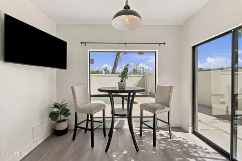 Dining - 1535 E Montebello Ave, Phoenix, AZ 85014 photo 4 of 5