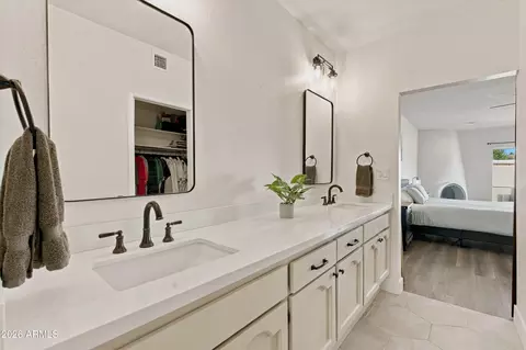 Bath - 1535 E Montebello Ave, Phoenix, AZ 85014 photo 4 of 6