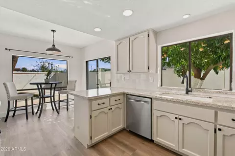 Kitchen - 1535 E Montebello Ave, Phoenix, AZ 85014 photo 6 of 7