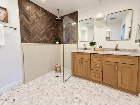 Bath - 8922 N 17th Ln, Phoenix, AZ 85021 photo 1 of 8