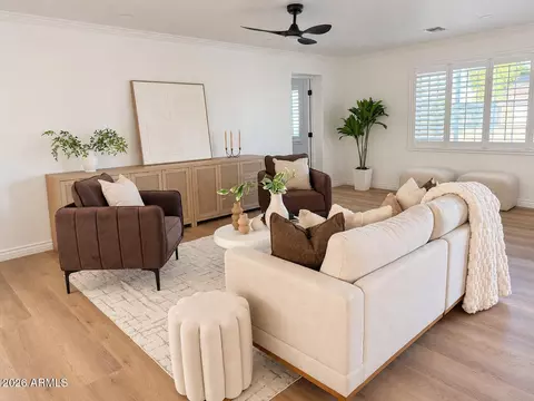 Living - 8922 N 17th Ln, Phoenix, AZ 85021 photo 2 of 3